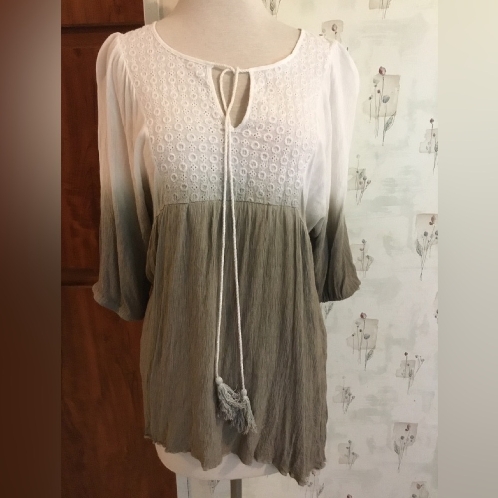 Size L, The Pyramid Collection. Peasant top with tie front. - Picture 4 of 6
